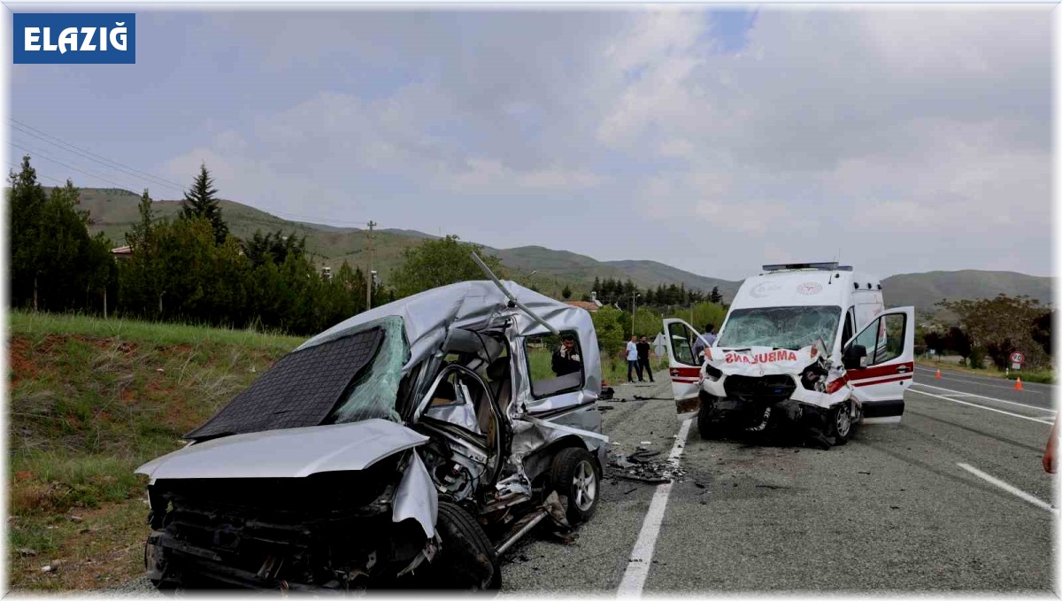 Elazığ'da feci kaza: Ambulans ile hafif ticari araç çarpıştı 2'si polis 6 yaralı