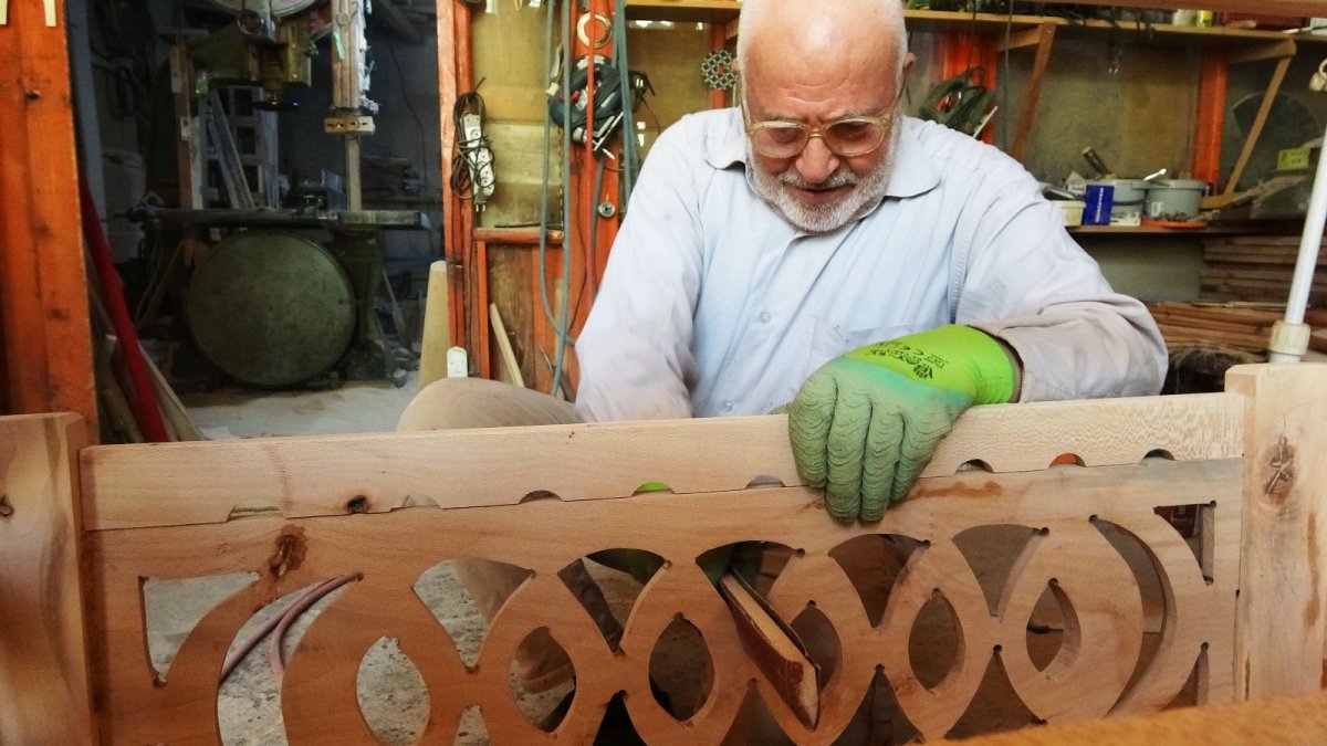 50 yıllık marangoz ustası Mehmet dede, aşkla yaptığı işten hiç şikayet almadı
