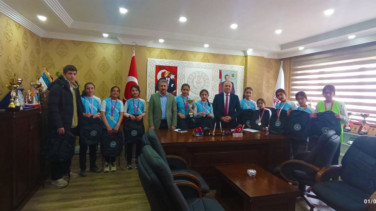 Ağrı'da Futsal Yıldızları Parladı: Hamur Gözlüce Ortaokulu Şampiyon Oldu
