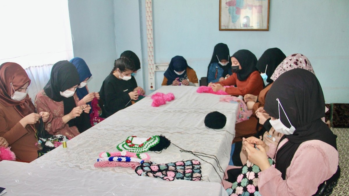 Ağrı'da 'Geleneksel El Sanatları' kursu gelinlik kızların çeyiz kapısı oldu