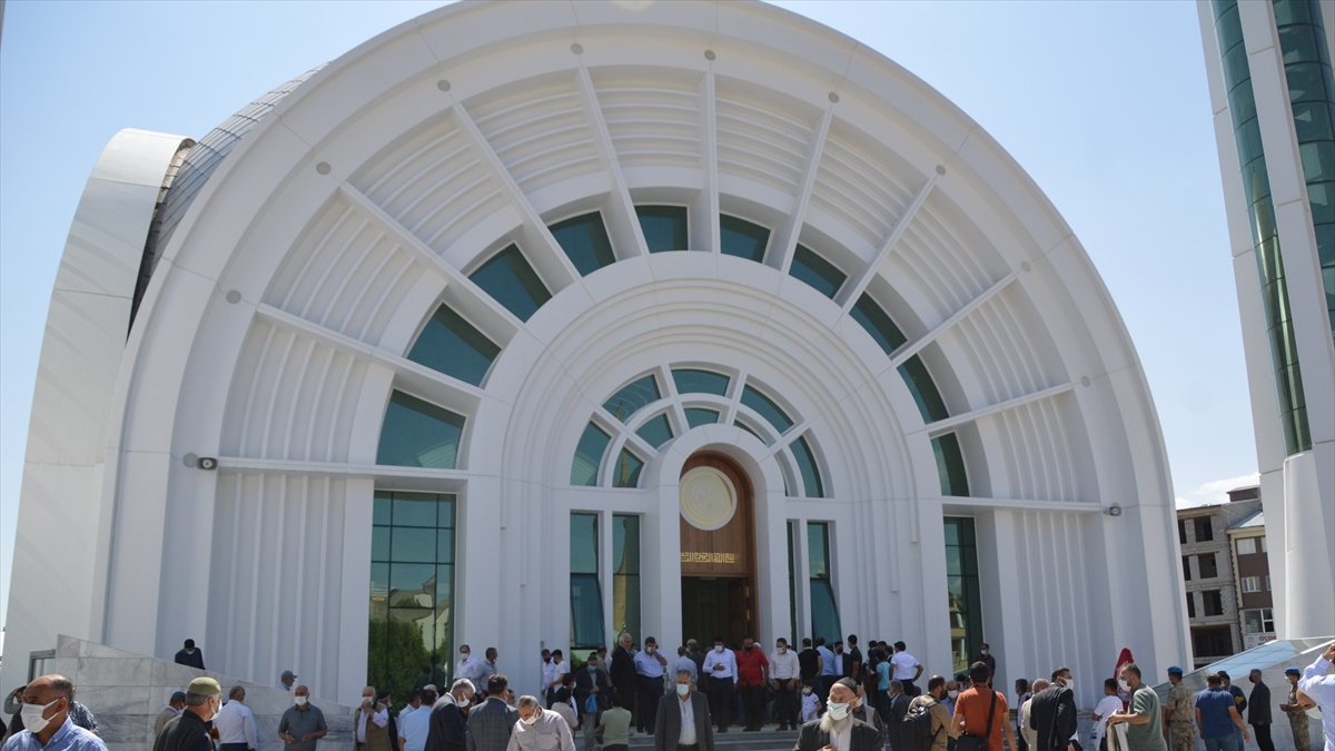 Ağrı'da mimarisiyle ilgi odağı olan cami ibadete açıldı