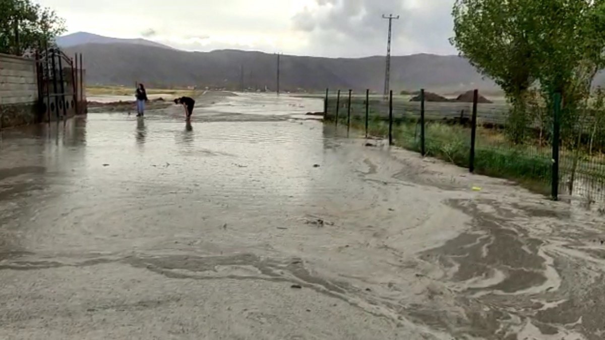 Ağrı'da sel nedeniyle yol ve tarım arazileri zarar gördü
