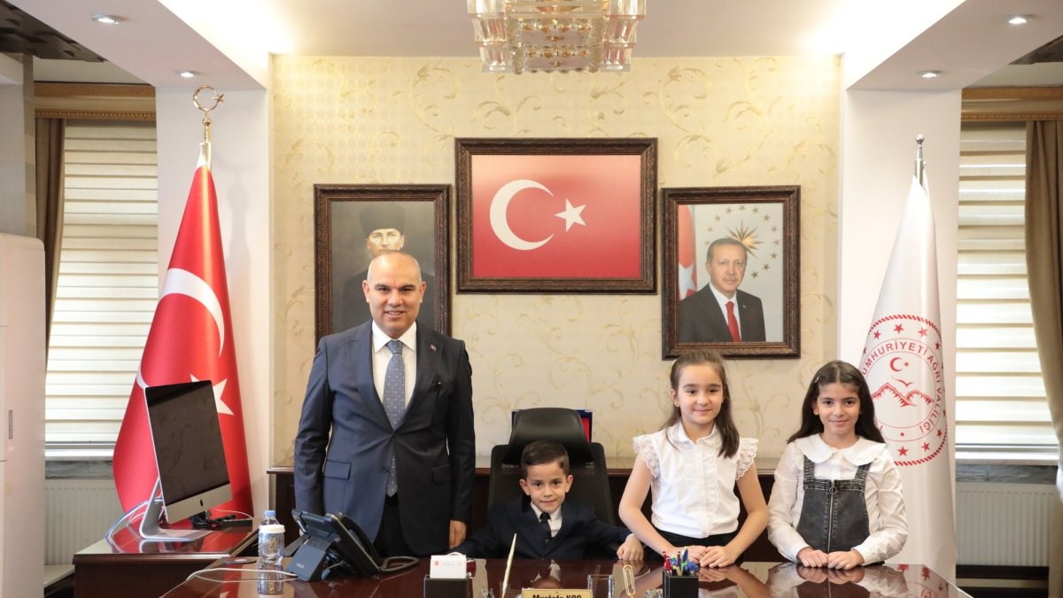 Ağrı'da Vali Mustafa Koç, koltuğunu 2'nci sınıf öğrencisine devretti