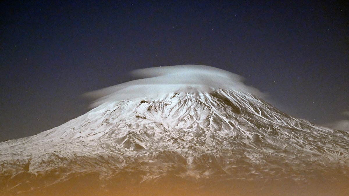 Ağrı Dağı, zirvesindeki 'şapka' şeklindeki bulutla gece görüntülendi