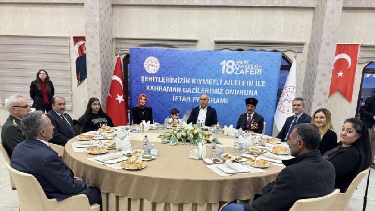 Ağrı Valisi Mustafa Koç, şehit aileleri ve gazilerle iftar yaptı