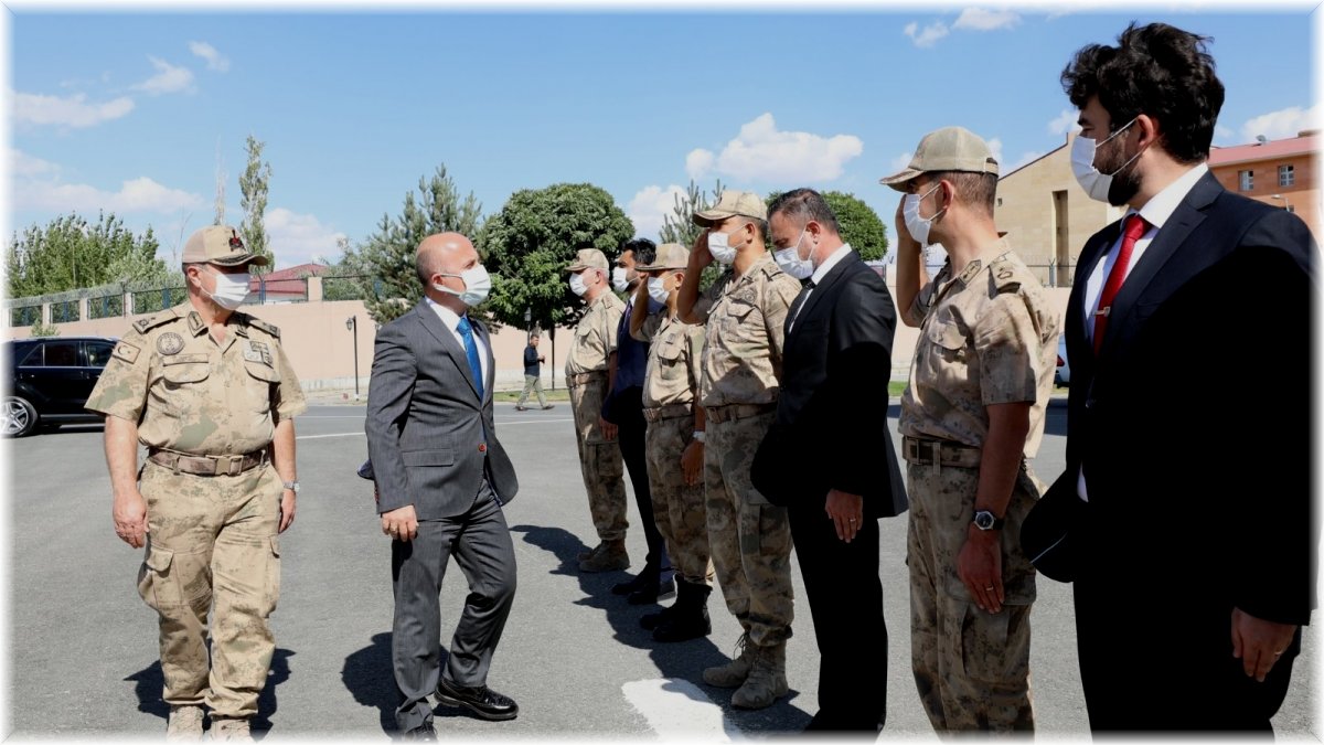Ağrı Valisi Varol’dan İl Jandarma Komutanlığına ziyaret