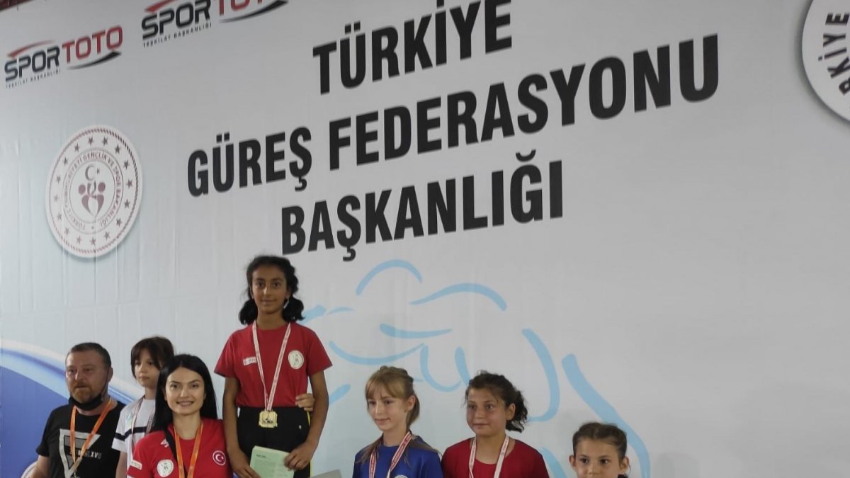 Ağrılı bayan güreşçi Türkiye şampiyonu oldu