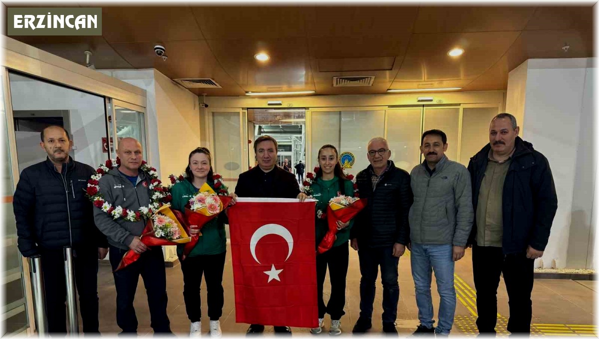 Almanya'da tarih yazan Erzincanlı kızlara havalimanında karşılama
