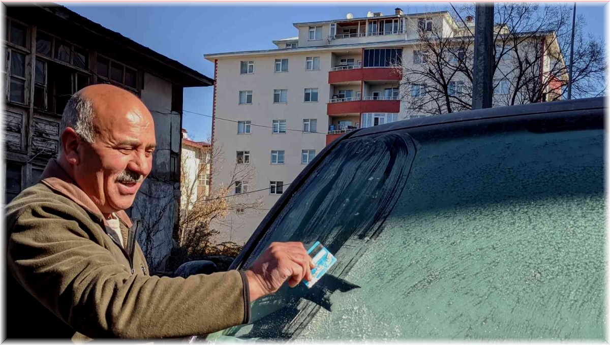 Ardahan'da araç camları buz tuttu