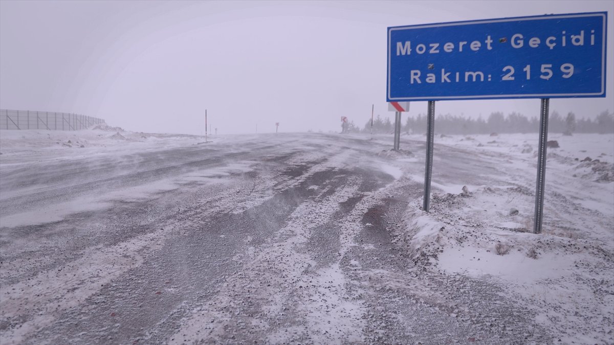 Ardahan'da kar ve tipi ulaşımı aksatıyor