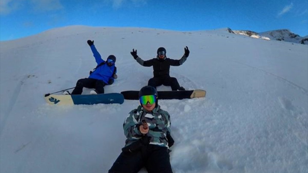 Ardahan'daki Bülbülan Yaylası'nda bir araya gelen kayakseverler snowboard yaptı