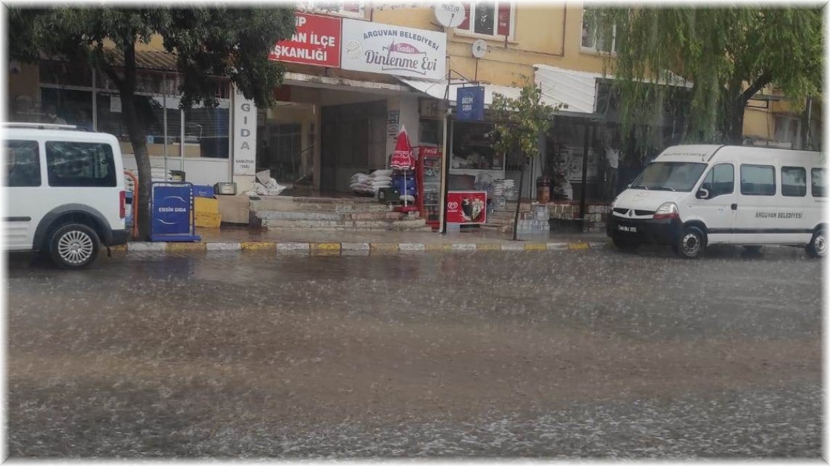 Arguvan’da dolu ve yağmur etkili oldu