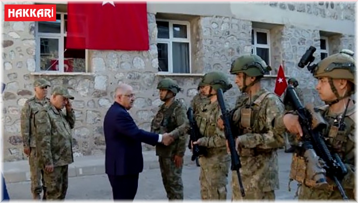 Bakan Güler Aktütün'de askerle bayramlaştı