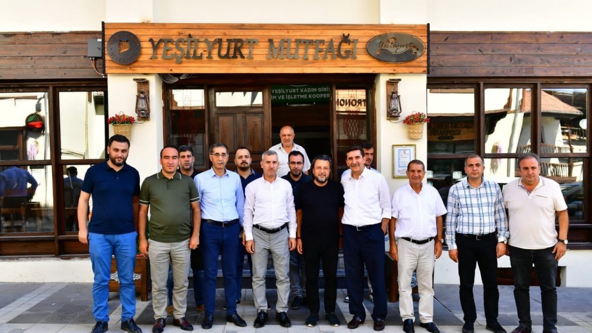 Başkan Çınar, yemek programı ekibiyle bir araya geldi