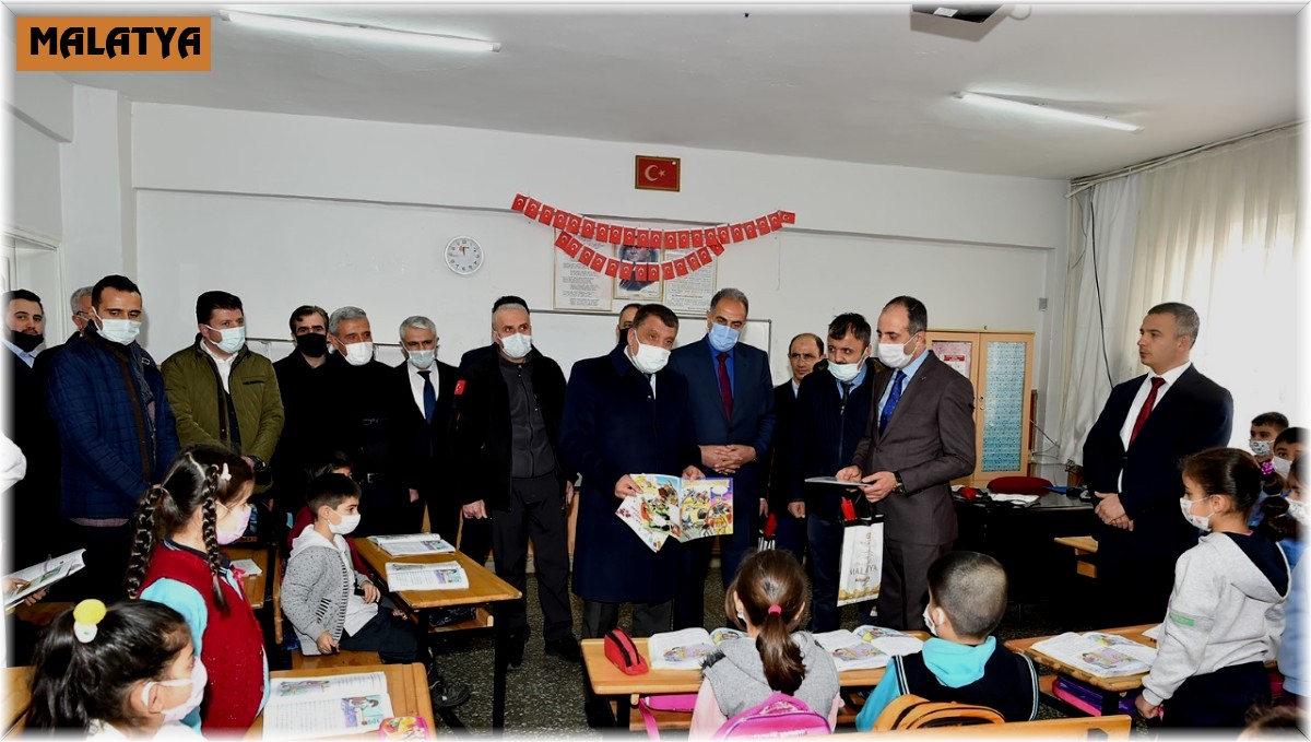 Başkan Gürkan'dan öğrencilere hediye