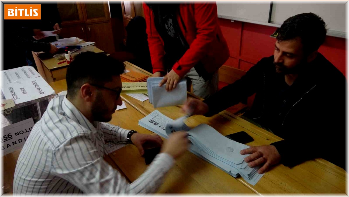 Bitlis'te oy kullanma işlemi başladı