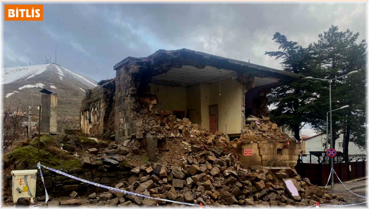 Bitlis'te sağanak yağışla bir taş ev yıkıldı