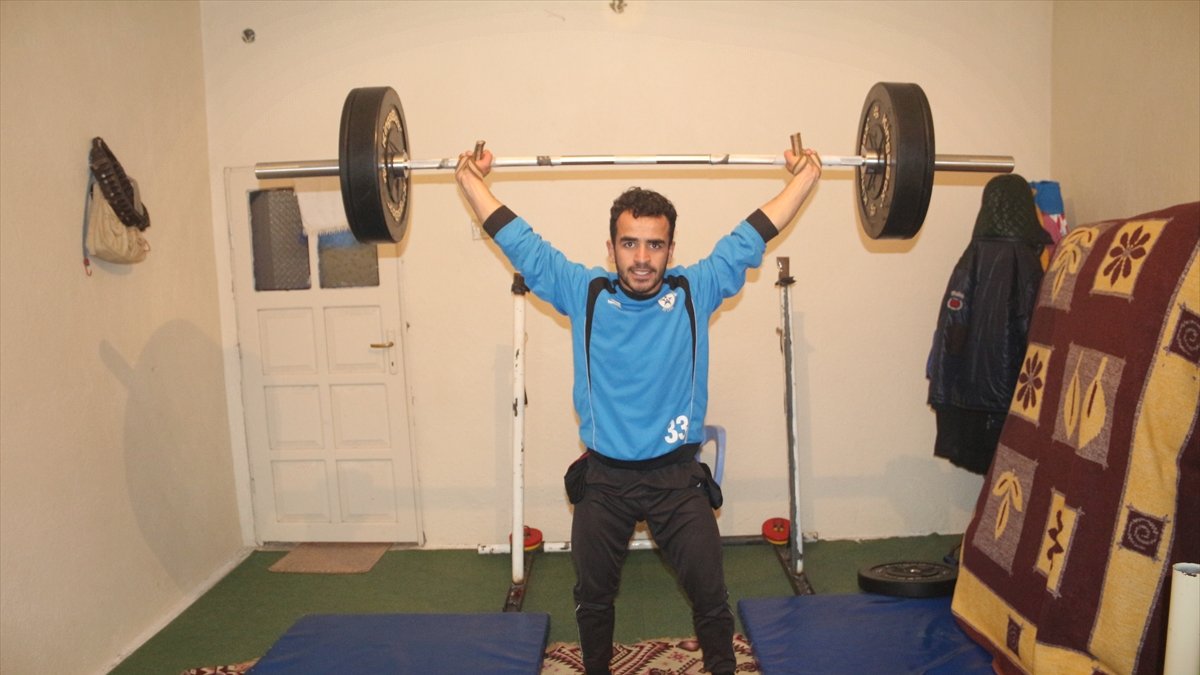 Bitlisli halterci, evde idman yaparak şampiyonalara hazırlanıyor