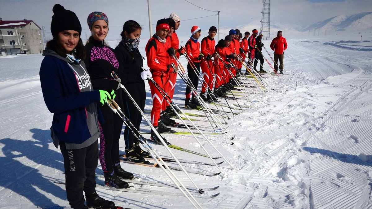 Bitlisli kayakçılar, dondurucu soğuklarda şampiyonaya hazırlanıyor