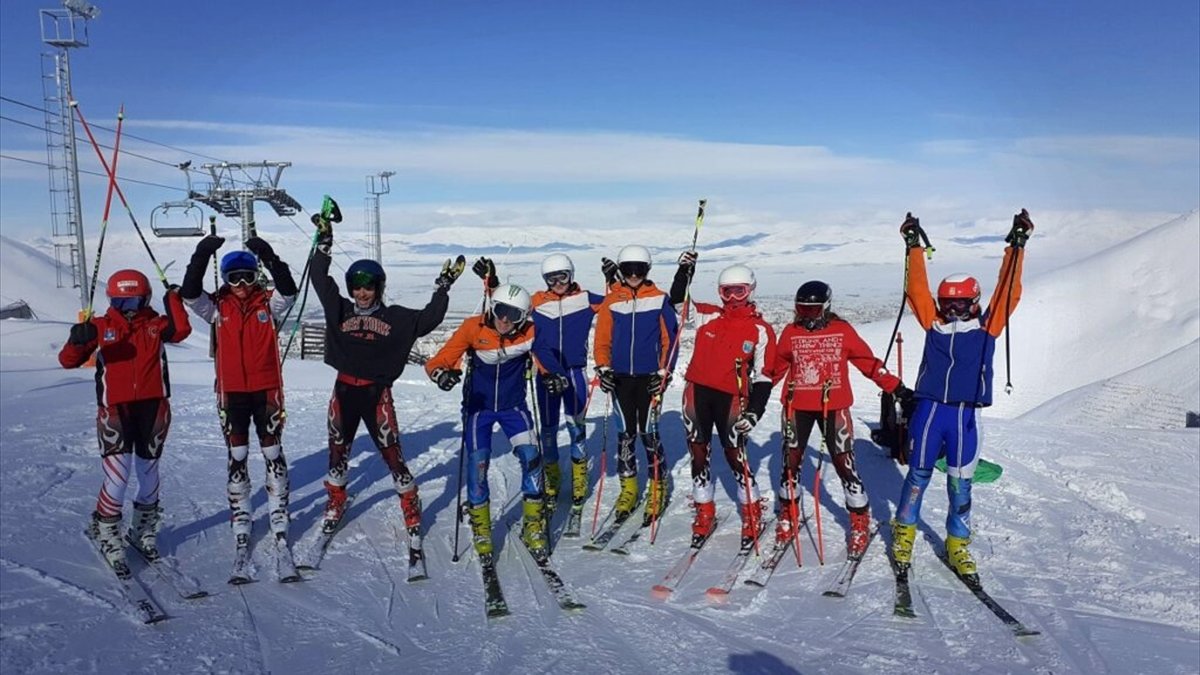 Bosna Hersekli kayakçılar Palandöken'deki imkanlara hayran kaldı