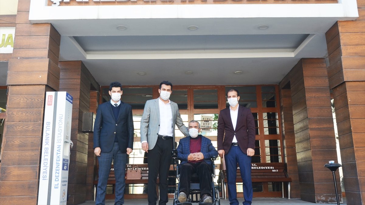Bulanık'ta engelli vatandaşa akülü tekerlekli sandalye verildi