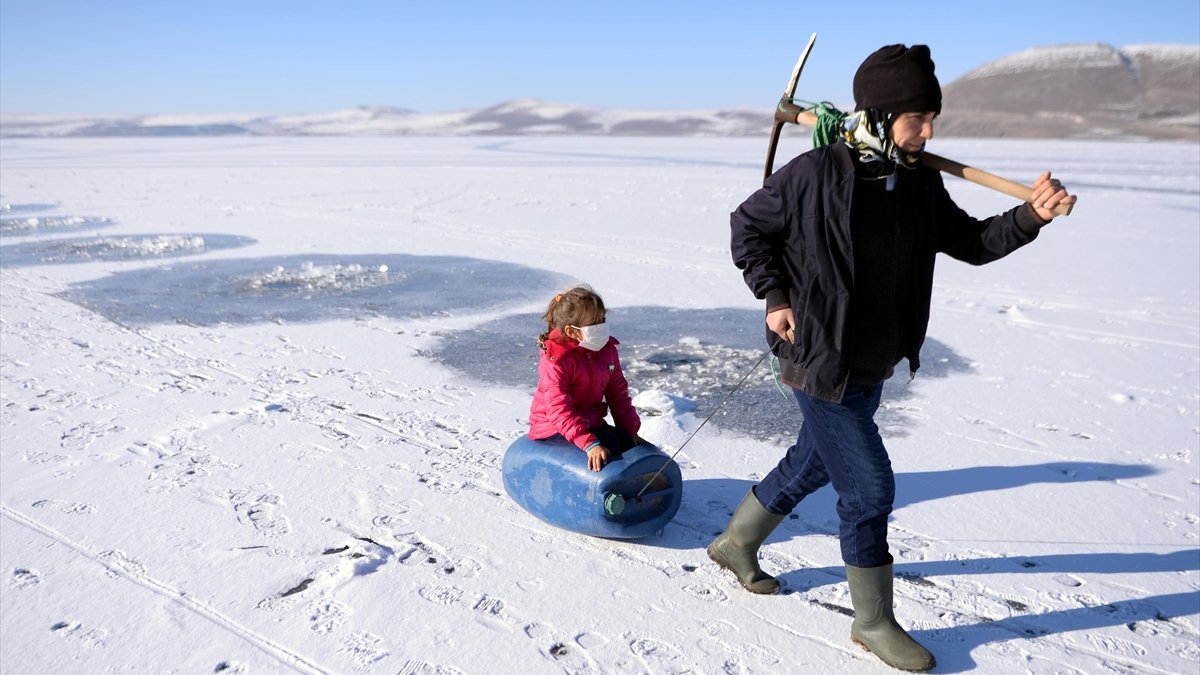 Buz tutan Çıldır Gölü'nde Eskimo usulü avcılık başladı