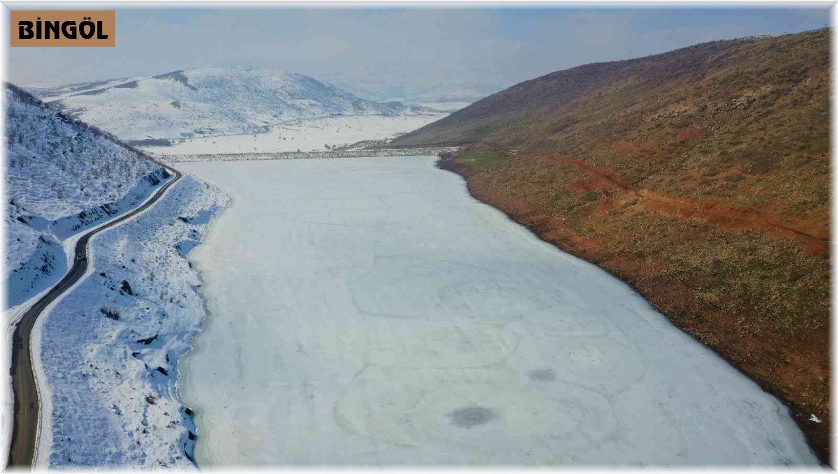 Buz tutan gölet, dron ile görüntülendi