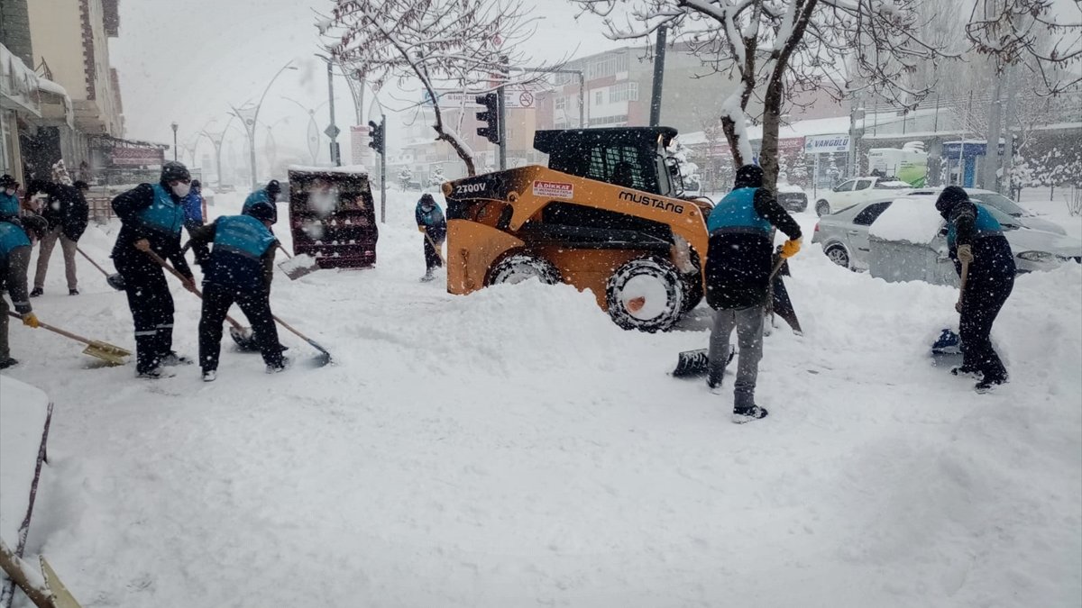 Çaldıran Belediyesinin karla mücadele çalışması