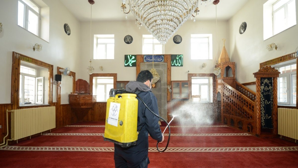 Camii ve mescitlerde bahar temizliği ve dezenfeksiyon çalışması
