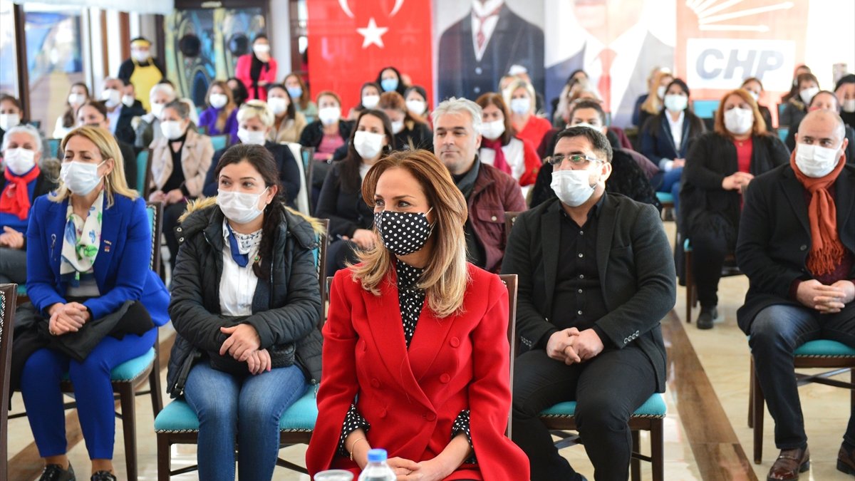 CHP'li Nazlıaka, Tunceli'de partisine katılan kadınlara rozet taktı