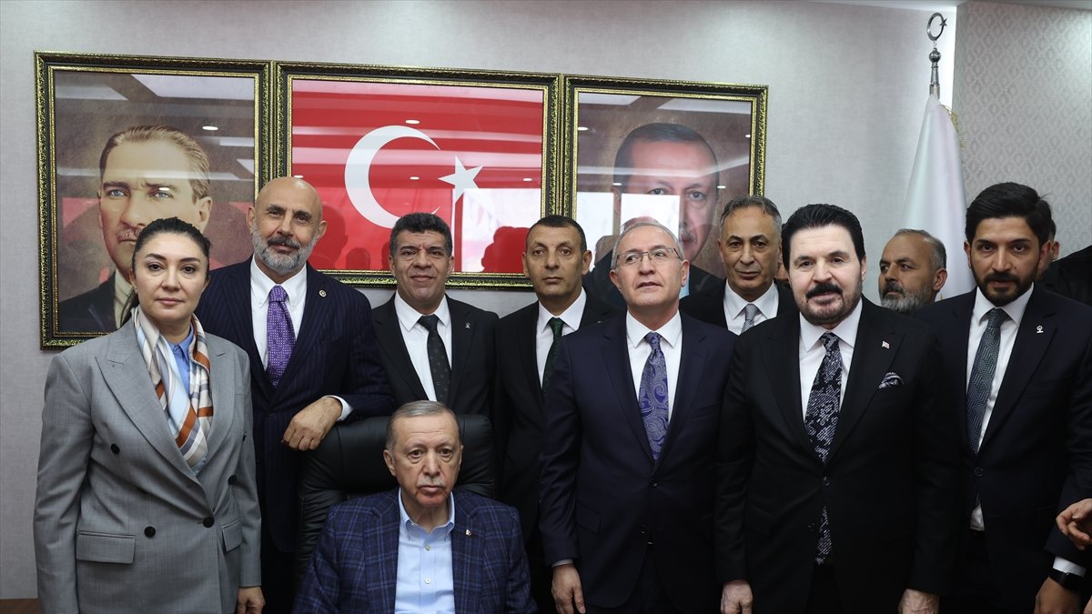 Cumhurbaşkanı Erdoğan, Ağrı'da AK Parti İl Başkanlığı'nı Ziyaret Etti