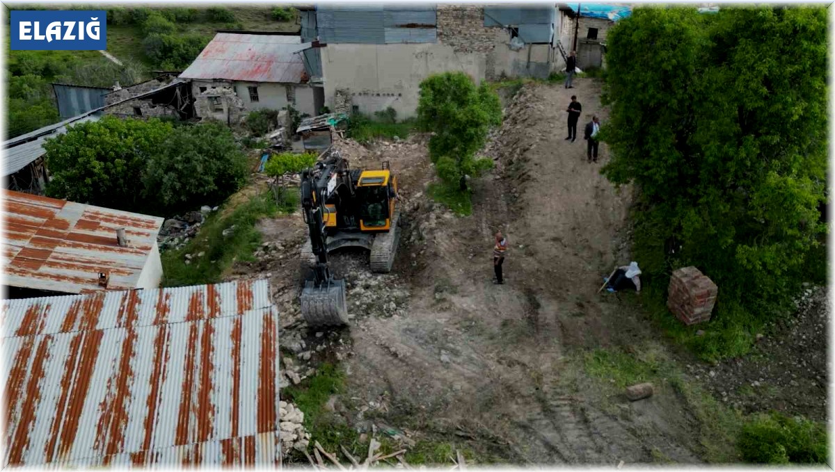 Elazığ'da ağır hasarlı yapıların yıkımı başladı