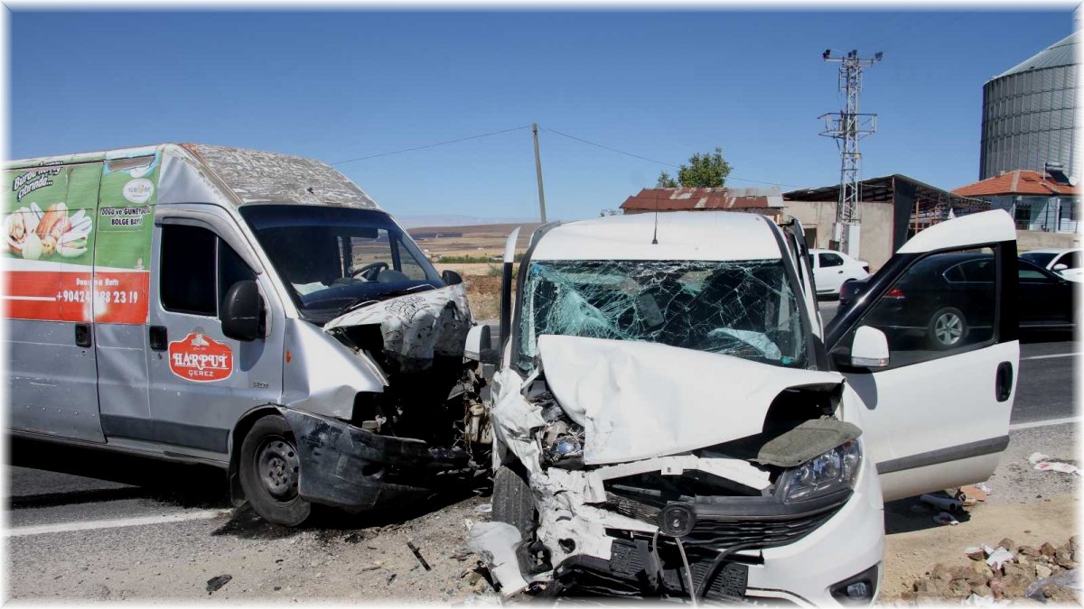 Elazığ'da hafif ticari araç ile minibüs kafa kafaya çarpıştı: 4 yaralı