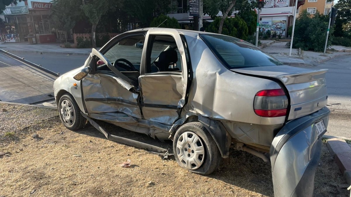 Elazığ'da otomobil ile hafif ticari araç çarpıştı: 3 yaralı
