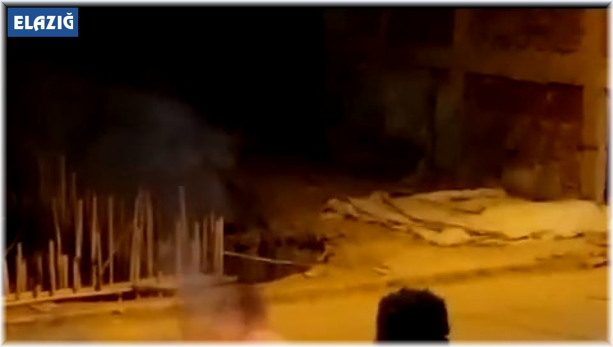 Elazığ'da seyir halindeki araç alev aldı