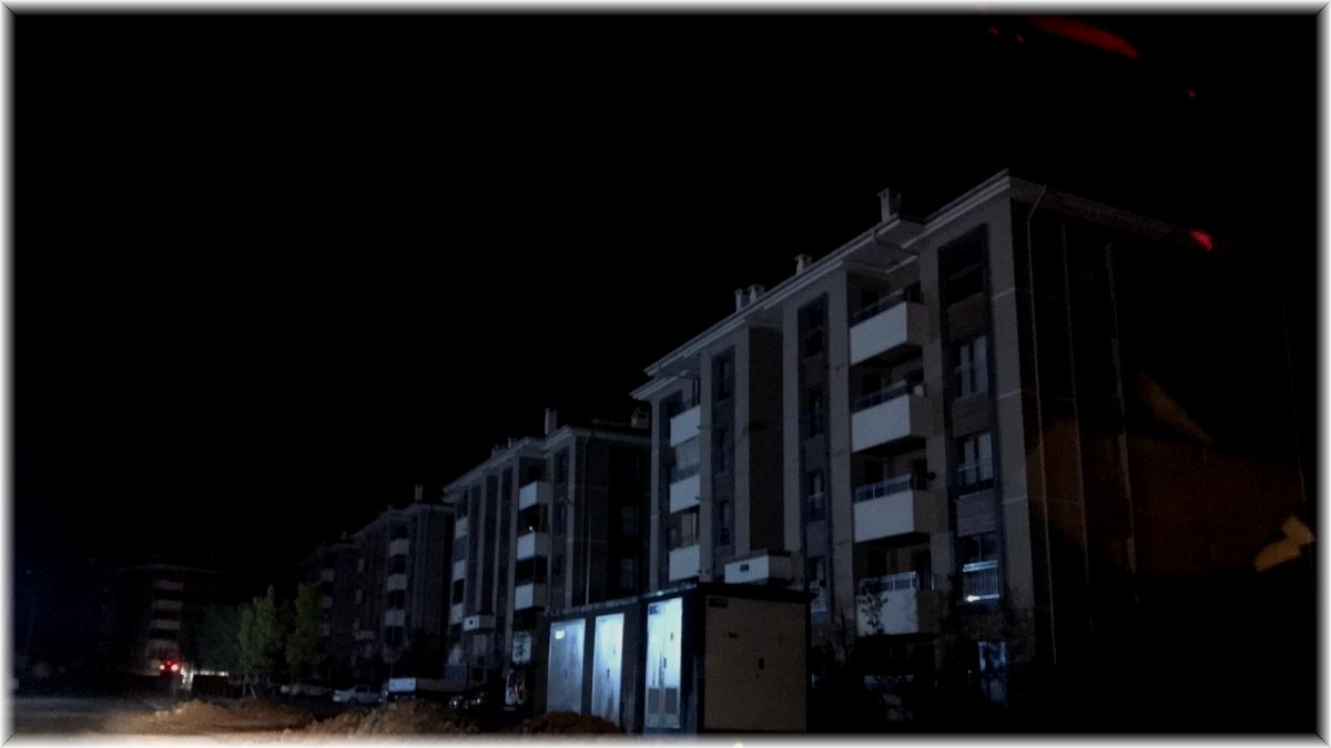 Elazığ'da yıldırım elektrik direğine isabet etti, il genelinde elektrikler kesildi