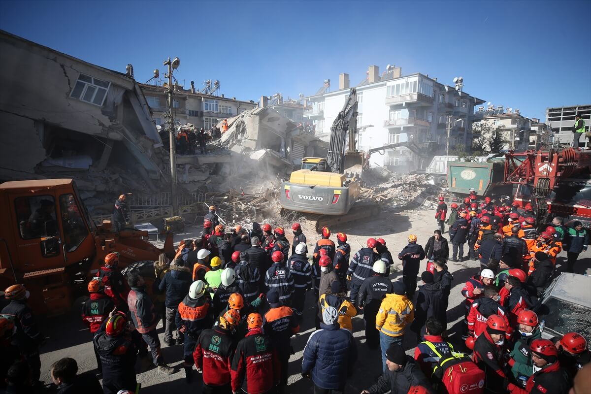 Elazığ'daki deprem sonrası arama kurtarma çalışmaları devam ediyor