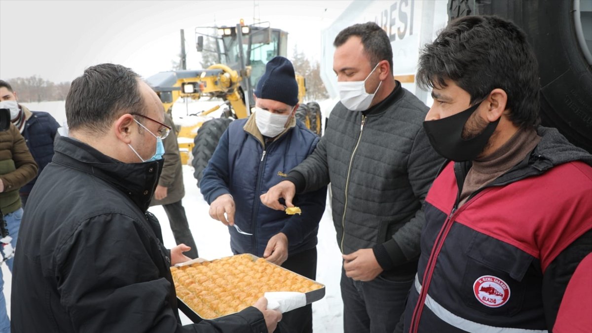 Elazığ Valisi Erkaya Yırık'tan karla mücadele ekiplerine baklavalı ziyaret