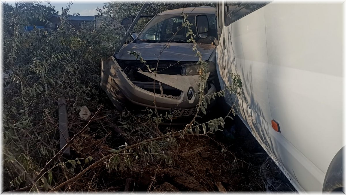 Elazığ’da 2 kişinin yaralandığı kaza anı kameraya yansıdı