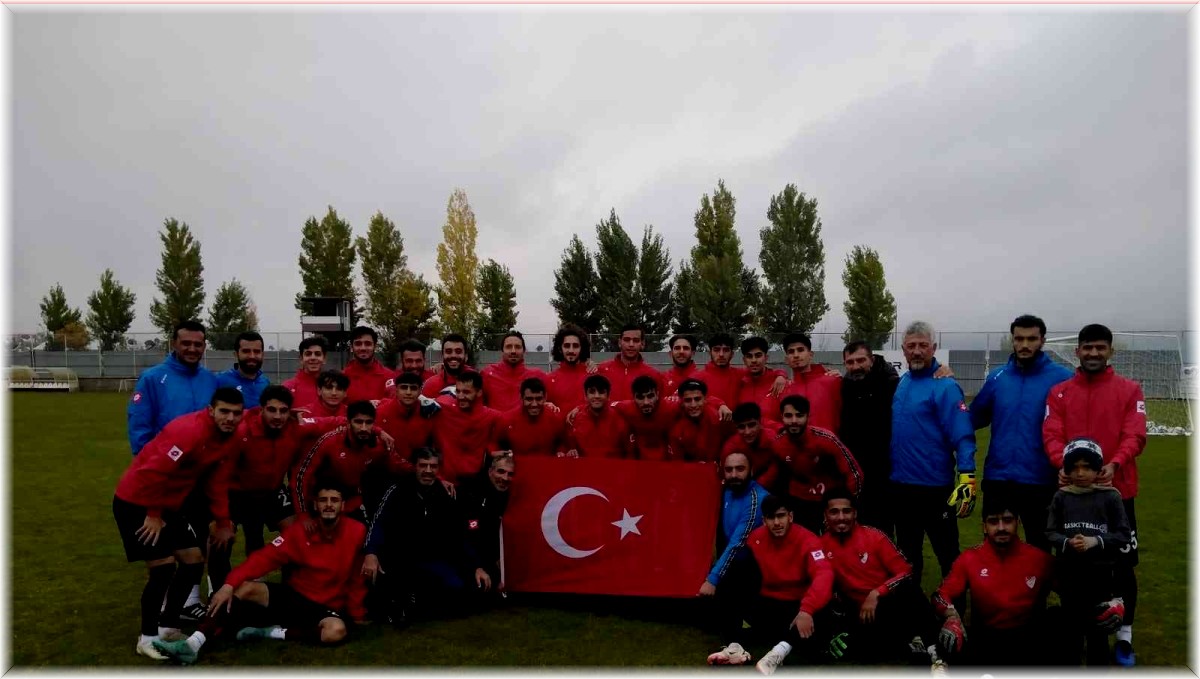 Elazığspor, 29 Ekim'i Türk bayrağı açarak kutladı