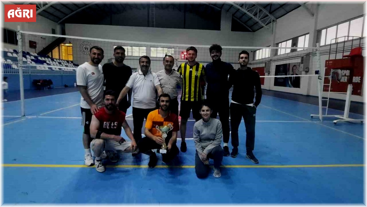 Eleşkirt'te Voleybol Turnuvasında Şampiyon Ergözü Ortaokulu