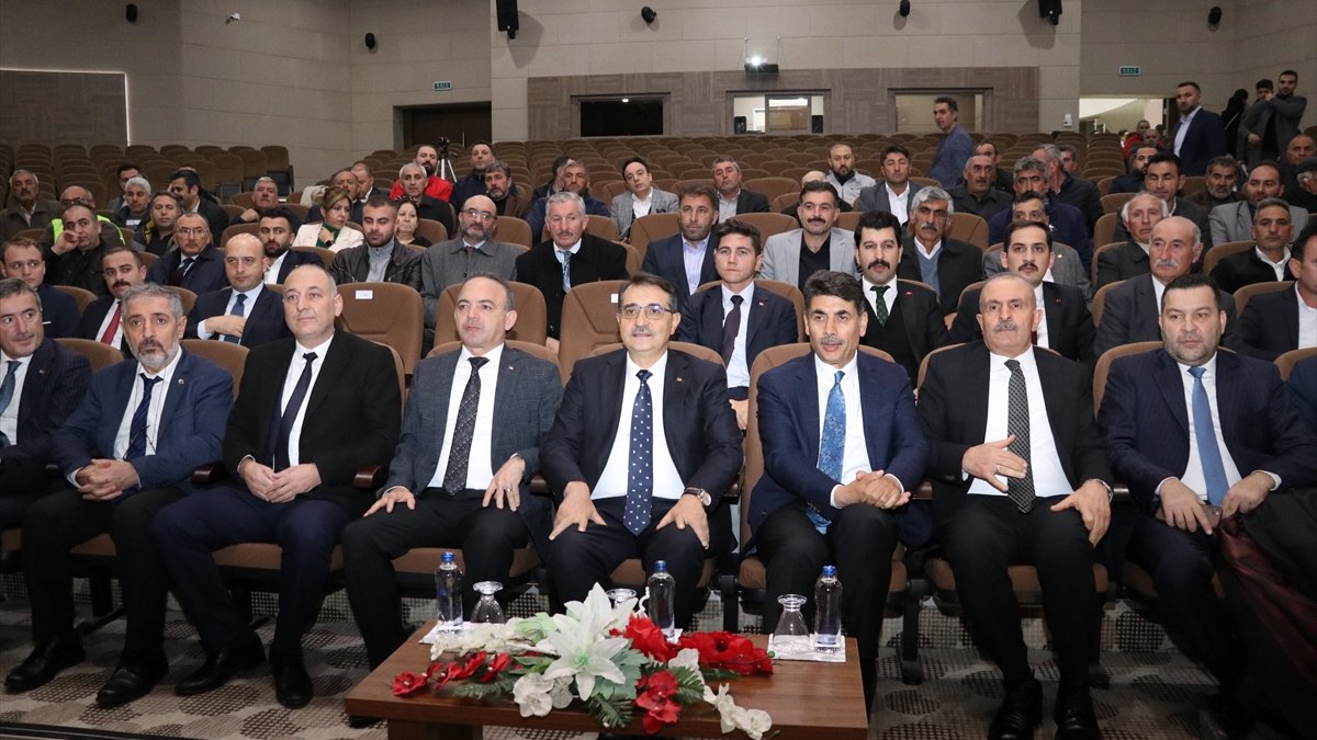 Enerji ve Tabii Kaynaklar Bakanı Dönmez Ardahan'da bazı ziyaretlerde bulundu