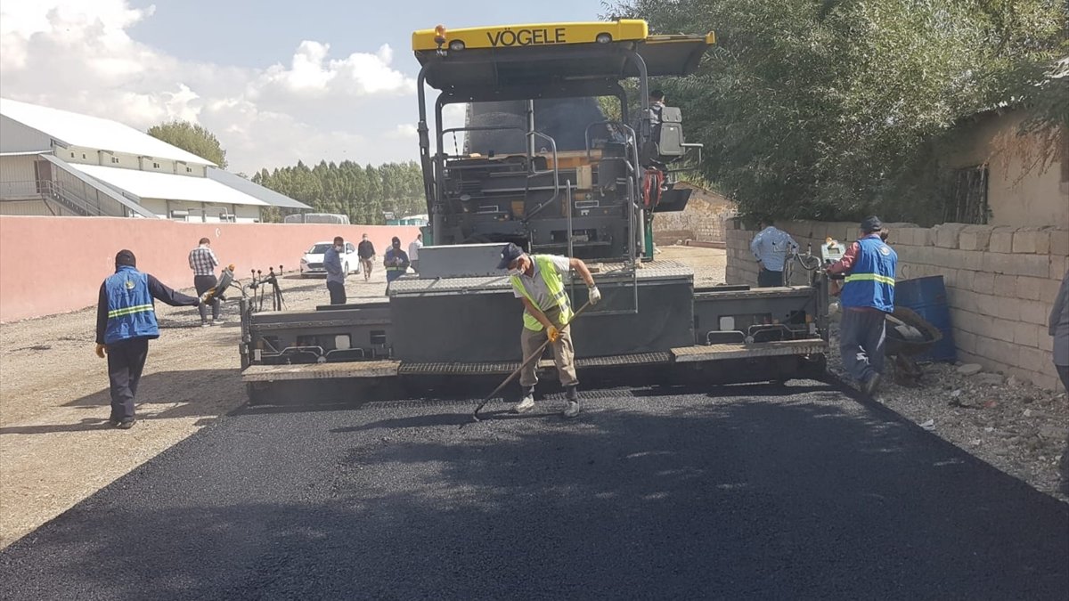 Erciş'te asfaltlama çalışmaları devam ediyor