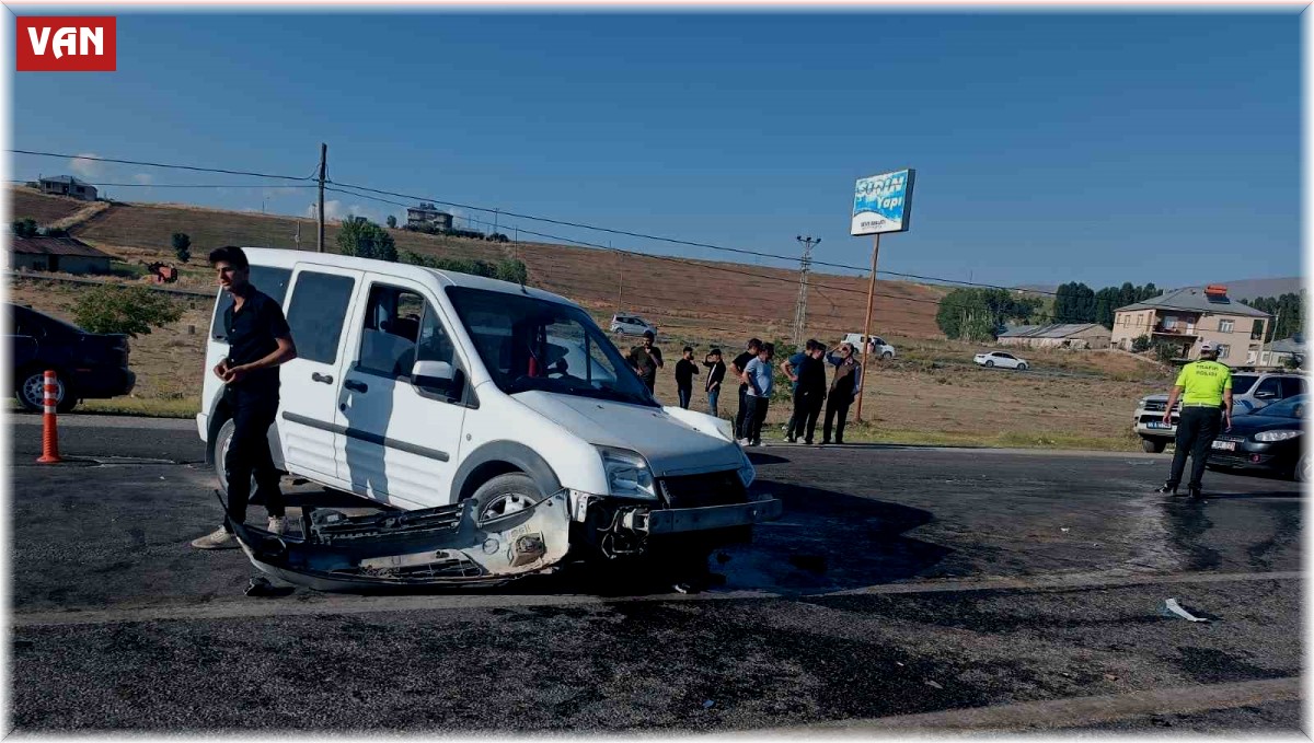 Erciş'te üç araç kazaya karıştı: 13 yaralı