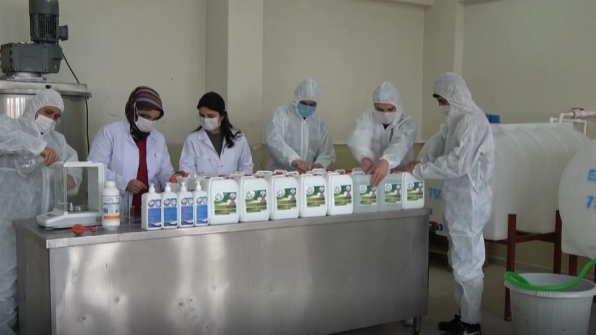 Erciş'teki öğrenciler 110 ton dezenfektan üreterek 2 milyon lira ciro yaptı