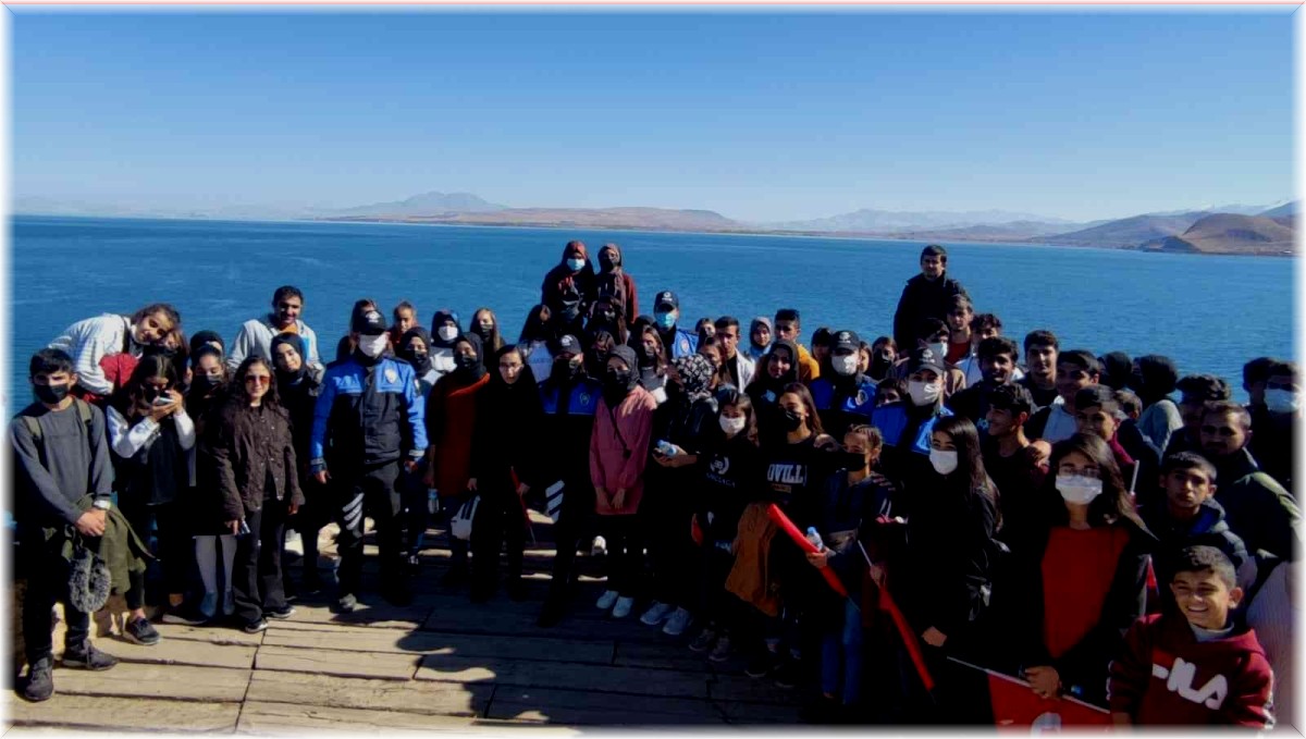 Erciş ve Tuşba'daki öğrenciler Akdamar Adası'nı gezdi