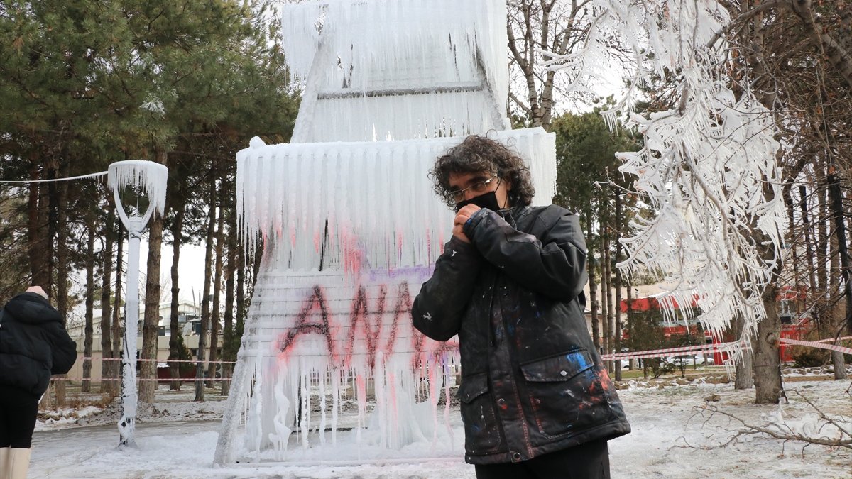 Erzincan'da bir akademisyen kadına şiddete buzdan performansla dikkati çekti