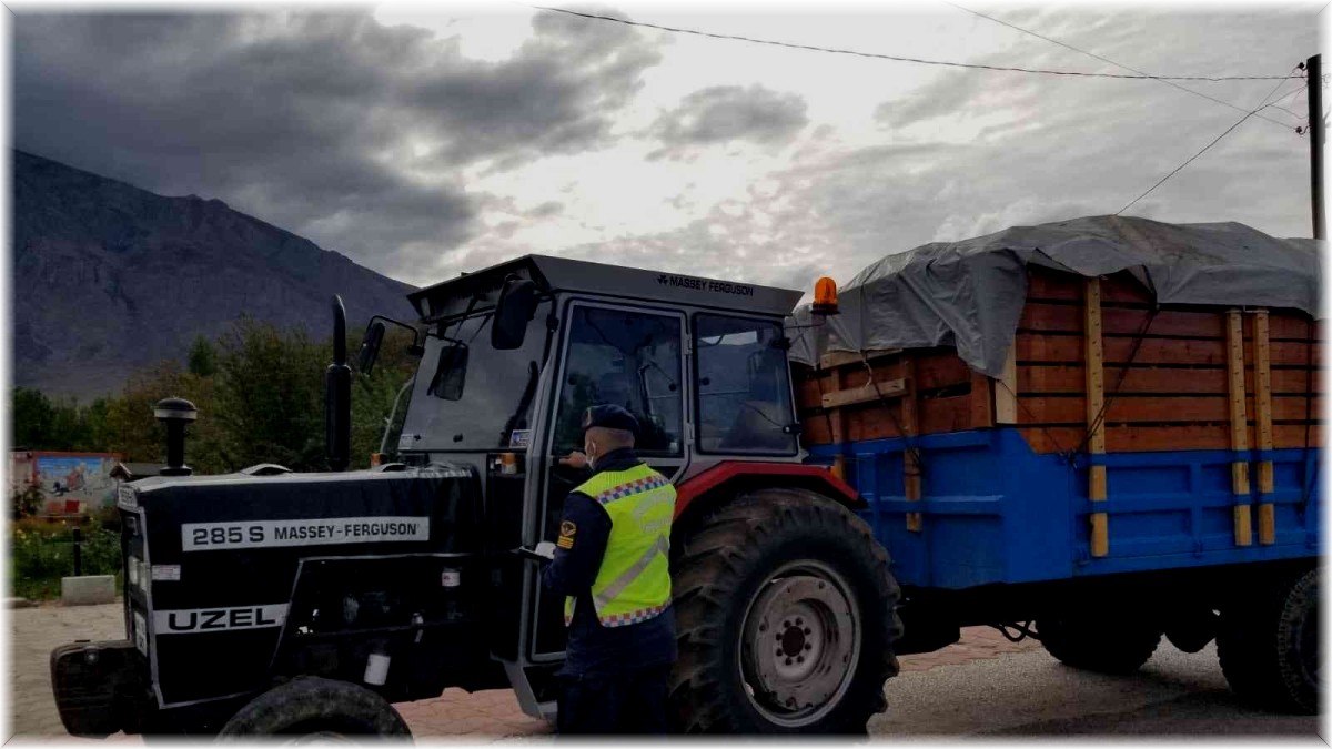 Erzincan'da jandarma traktör denetiminde
