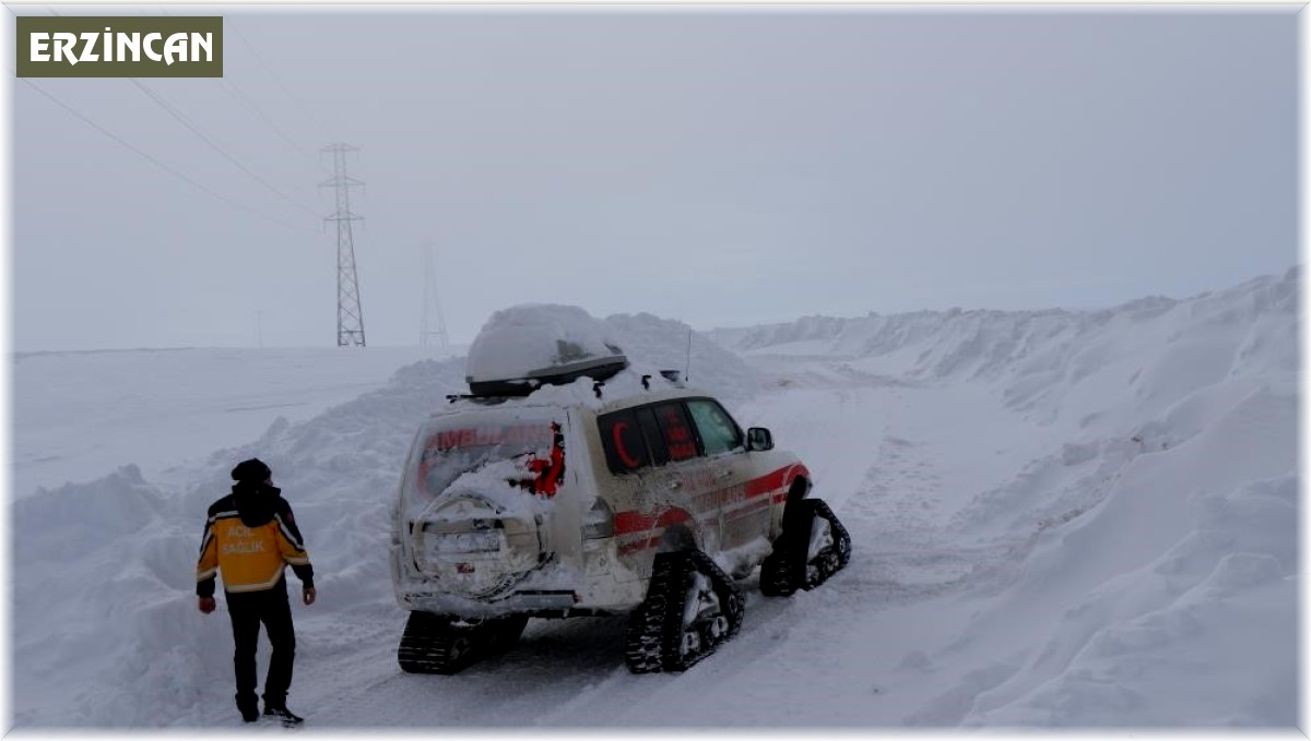Erzincan'da karlı dağları aşan paletli ambulanslar hastaların derdine derman oluyor