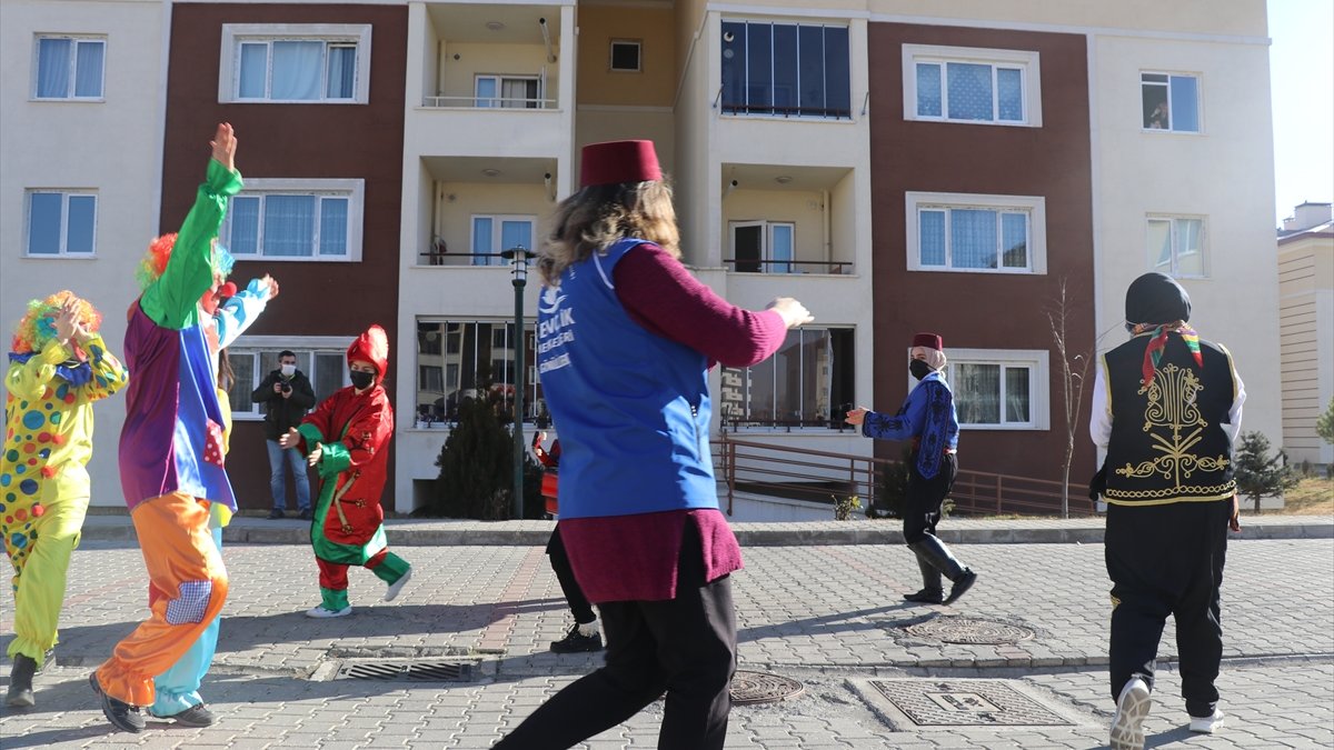 Erzincan'da salgın nedeniyle evde kalan çocuklar 'eğlence programı'yla mutlu oldu